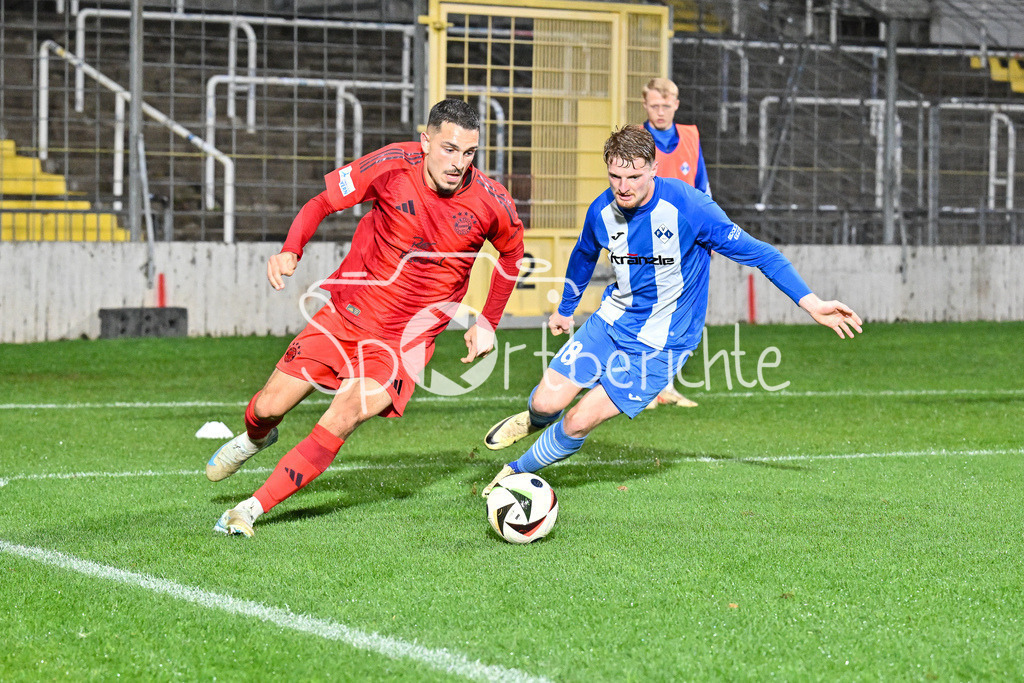 FC Bayern Amateure - FV Illertissen | im Duell Arijon IBRAHIMOVIC (FC Bayern München II #10) und Luis PFAUMANN (FV Illertissen #18) / Zweikampf