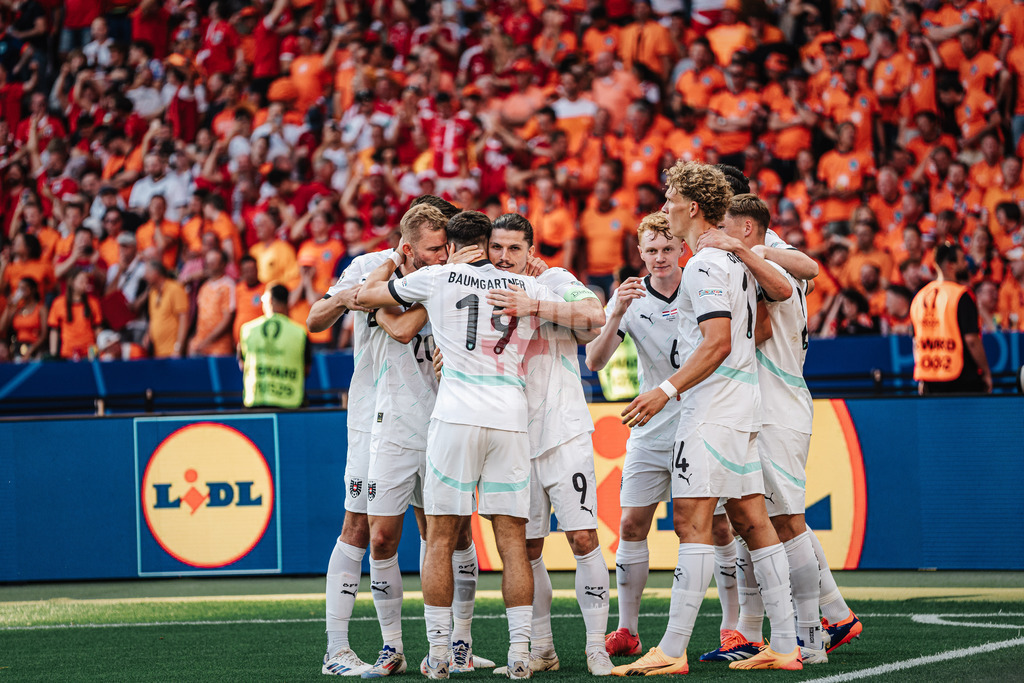 Fußball | Herren | UEFA-Fußball-Europameisterschaft 2024 | Gruppe D | Niederlande vs. Österreich | 25.06.2024 | Torschütze Marcel Sabitzer (#9, Österreich) jubelt mit seinem Team nach seinem Tor