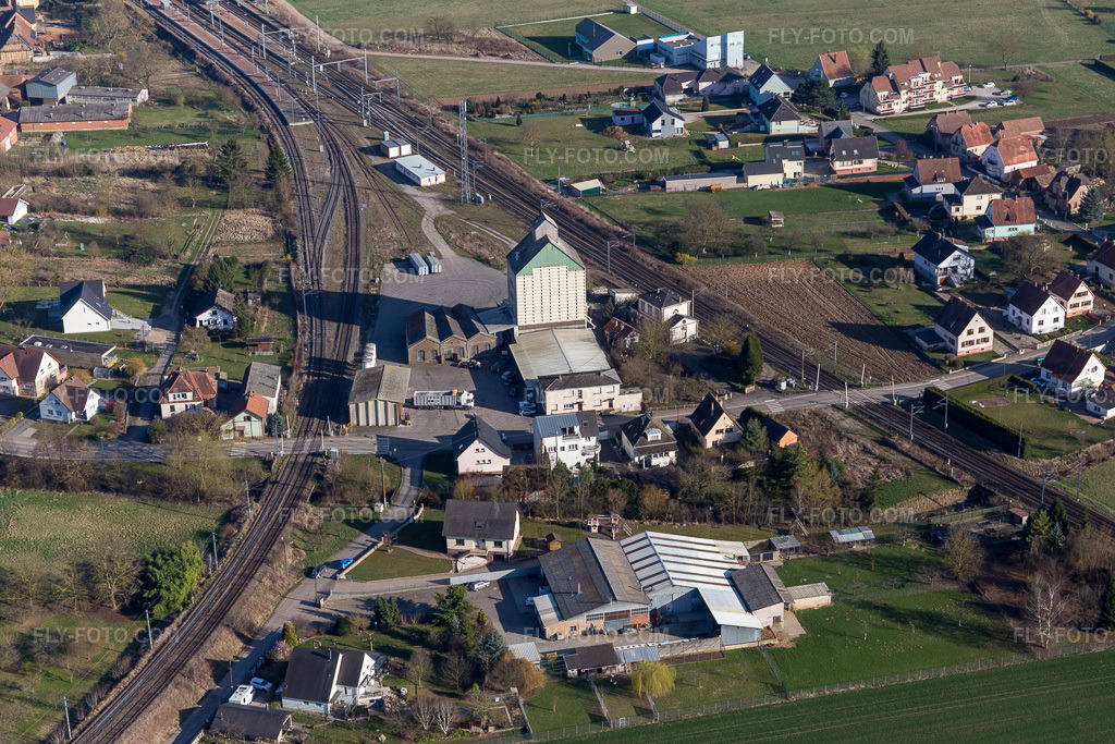 Aerial view: Route of the railway crossing of the SNCF's rail and track systems in Mommenheim in the state Bas-Rhin, France. – Photo: IMG_097613.jpg taken on 03/16/2017 by Werner Riehm/FLY-FOTO.com – Resolution of the original: 5472 x 3648 px