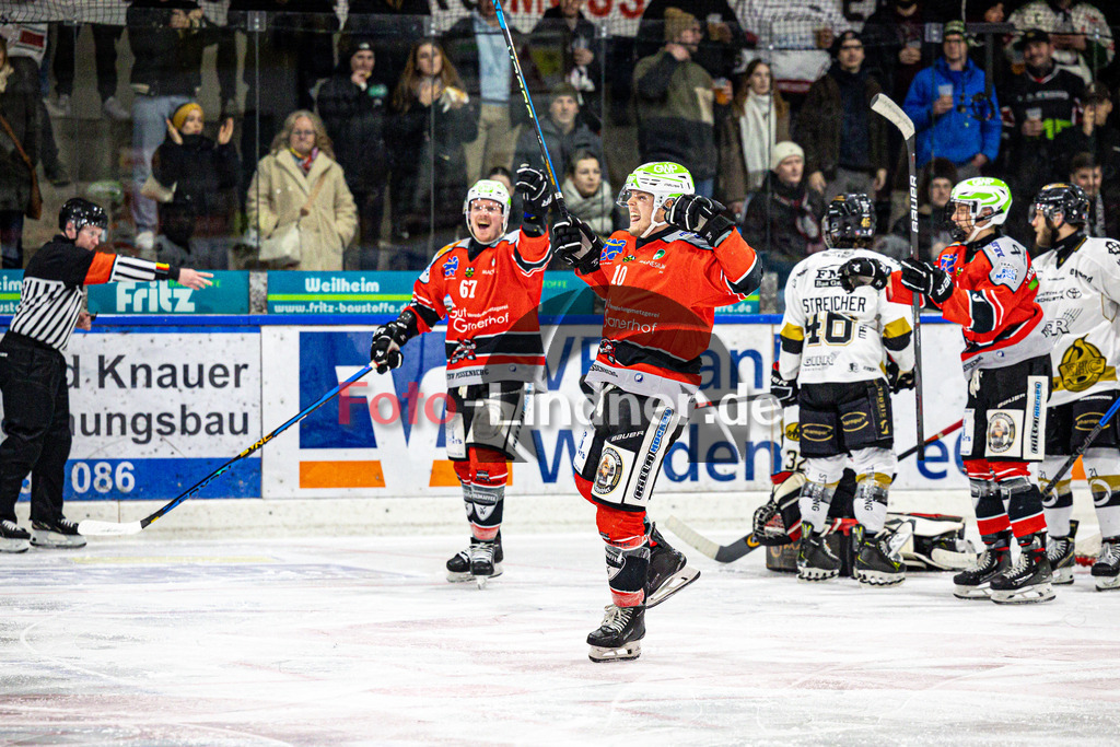 TSV Peißenberg MINERS gegen EHC Königsbrunn PINGUINE | Eishockey Bayernliga Herren Playoffs Viertelfinale 2024/25 - Spiel 6 von 7, TSV Peißenberg MINERS gegen EHC Königsbrunn PINGUINE, 20250221,Torjubel Florian HÖFLER (MINERS 10),2025-02-21 in Peißenberg (Eisstadion Peißenberg)Florian HÖFLER (MINERS 10)Copyright: WolfgangxLindner foto-lindner.de