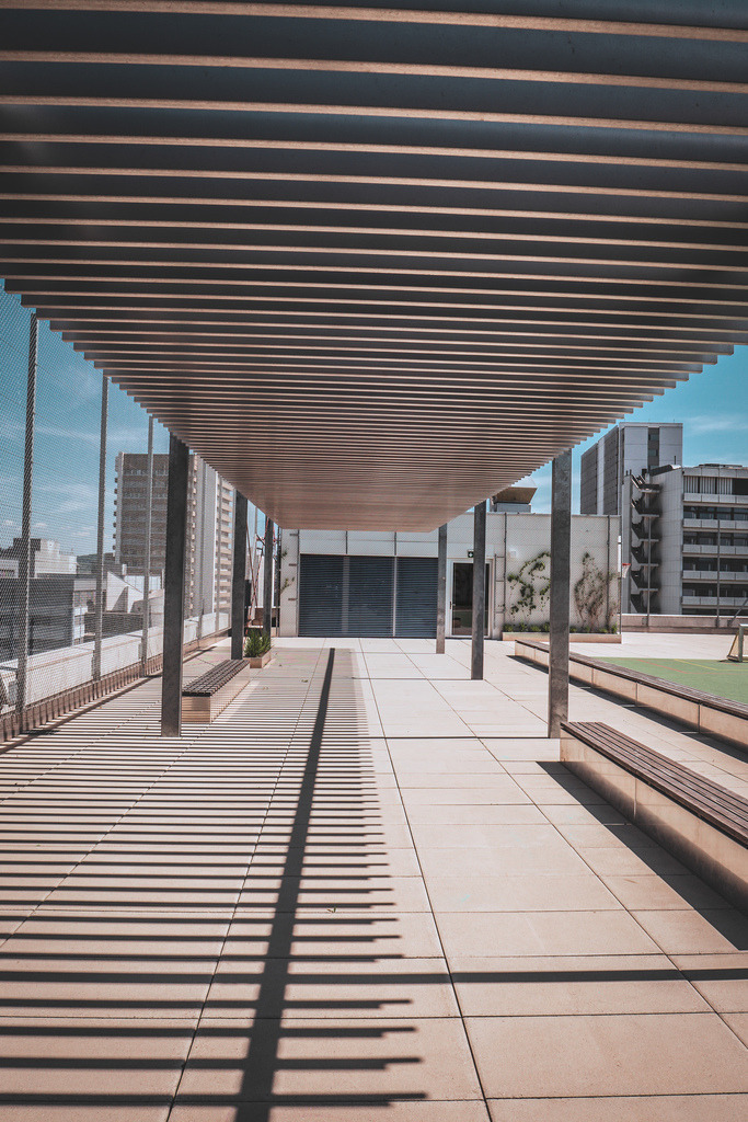Primarschule Lyssbüchel, Basel | Schattenspender, Pausenplatz auf dem Dach - Realisiert mit Pictrs.com