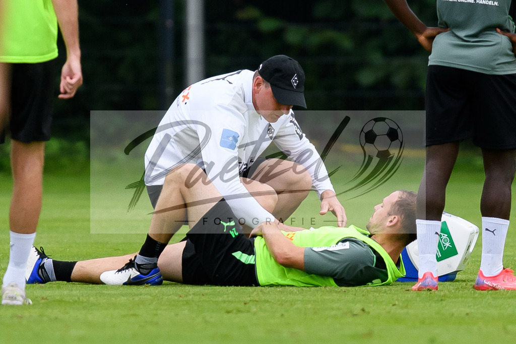 TRABMG20210719_064 | Fussball, Herren: Tony Jantschke (Borussia Moenchengladbach) wird behandelt beim Training von Borussia Moenchengladbach waehrend des Trainingslagers auf dem Trainingsplatz am Hotel Klosterpforte am 19.07.2021 in Harsewinkel, Deutschland. - Realisiert mit Pictrs.com