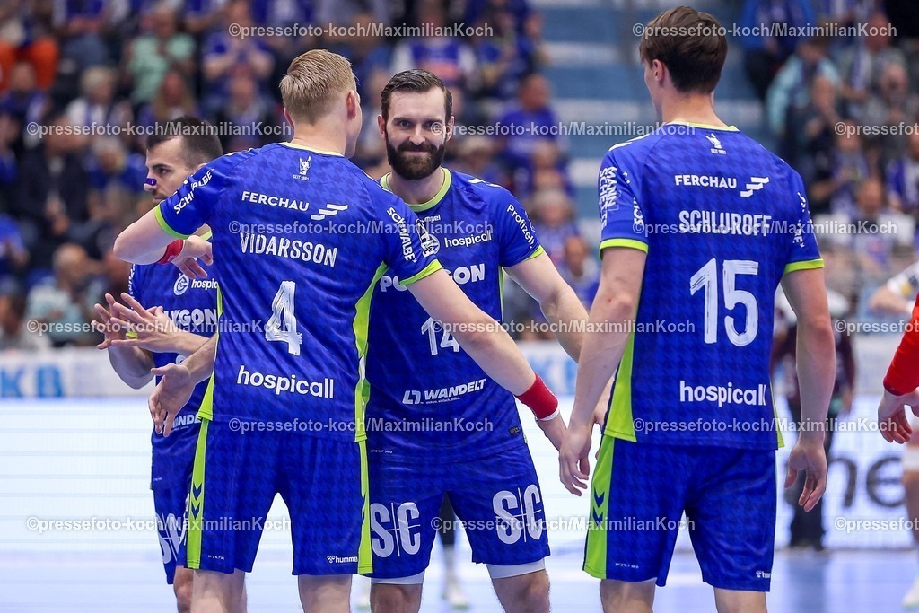 Gum30042601026 | 30.04.2026, Handball, 1. HBL, VfL Gummersbach - Frisch Auf! Göppingen, Saison 2025 / 2026 Herren, Schwalbe-Arena: Teitur Örn Einarsson (VfL Gummersbach #14) verkündigt seine Vertragsverlängerung neben Ellioi Snaer Vioarsson (VfL Gummersbach #04) Miro Schluroff (VfL Gummersbach #15) 