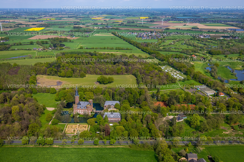Bedburg-Hau240402462SchlossMoyland | Luftbild, Museum Schloss Moyland, neugotisches Wasserschloss und Schlosspark umgeben von Wiesen und Feldern und Wald, Ausflugsziel am Niederrhein, Moyland, Bedburg-Hau, Niederrhein, Nordrhein-Westfalen, Deutschland
