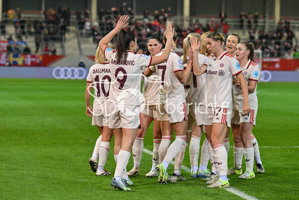 FC Bayern München Frauen - Juventus Turin Frauen | Jubel nach dem Treffer zum 1-0 fuer die FCB Frauen durch Jovana DAMNJAVOVIC (FCB #9) / Freude / Happy / Tor / Torschuetzin / Womens Champions League: FC Bayern Frauen - Juventus FC, FC Bayern Campus am 12.12.2024
