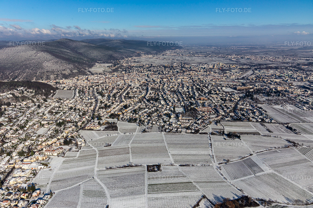 Luftbild: Winterlich schneebedeckte Weinbergen im Ortsteil Hambach in Neustadt an der Weinstraße im Bundesland Rheinland-Pfalz in Deutschland. Foto: IMG_124606.jpg vom 11.02.2021 durch Werner Riehm/FLY-FOTO.de