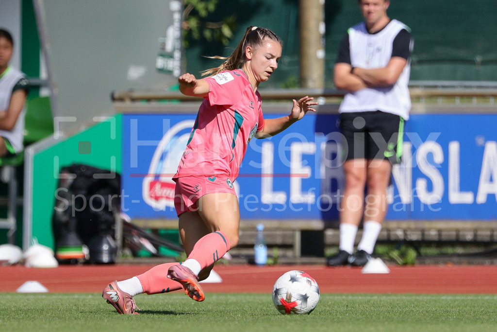 Fussball, Testspiel Frauen, SV Werder Bremen - VfL Wolfsburg | Michelle Weiß (SV Werder Bremen, 15) am Ball, Freisteller, Einzelbild, Ganzkörper, Aktion, Action, Spielszene
