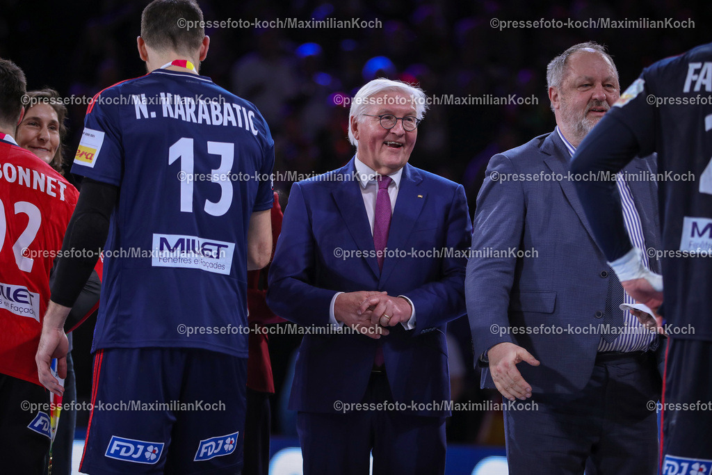 EHFEURO28012402097 | 28.01.2024, EHF EURO 2024, Männer Europameisterschaft Handball, Lanxess Arena in Köln, Finale, Frankreich - Dänemark: Frankreich ist Europameister. Nikola Karabatic (Frankreich) erhällt seine Goldmedaille neben Frank-Walter Steinmeier (Bundespräsident der Bundesrepublik Deutschland) 