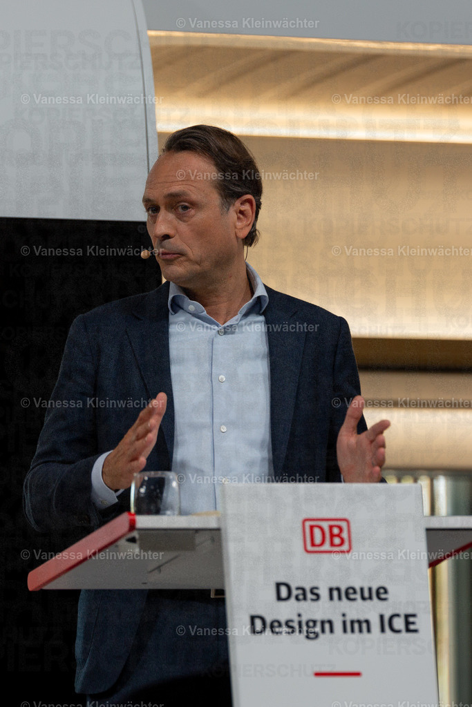 Deutsche Bahn stellt neues ICE-Design vor | Porträt von DB-Fernverkehrschef Dr. Michael Peterson am Redepult vorm ICE-Modell. Am Redepult zu lesen: "Das neue Design im ICE".

Berlin, 18.05.2022: In der STATION stellt die Deutsche Bahn ihr neues ICE-Design mit einem begehbaren Modell vor. Neuerungen sind etwa das Material der Sitze und die Ergänzung einer Tablethalterung. Ende 2023 sollen die ersten ICEs mit dem neuen Design auf die Schiene kommen. - Realisiert mit Pictrs.com