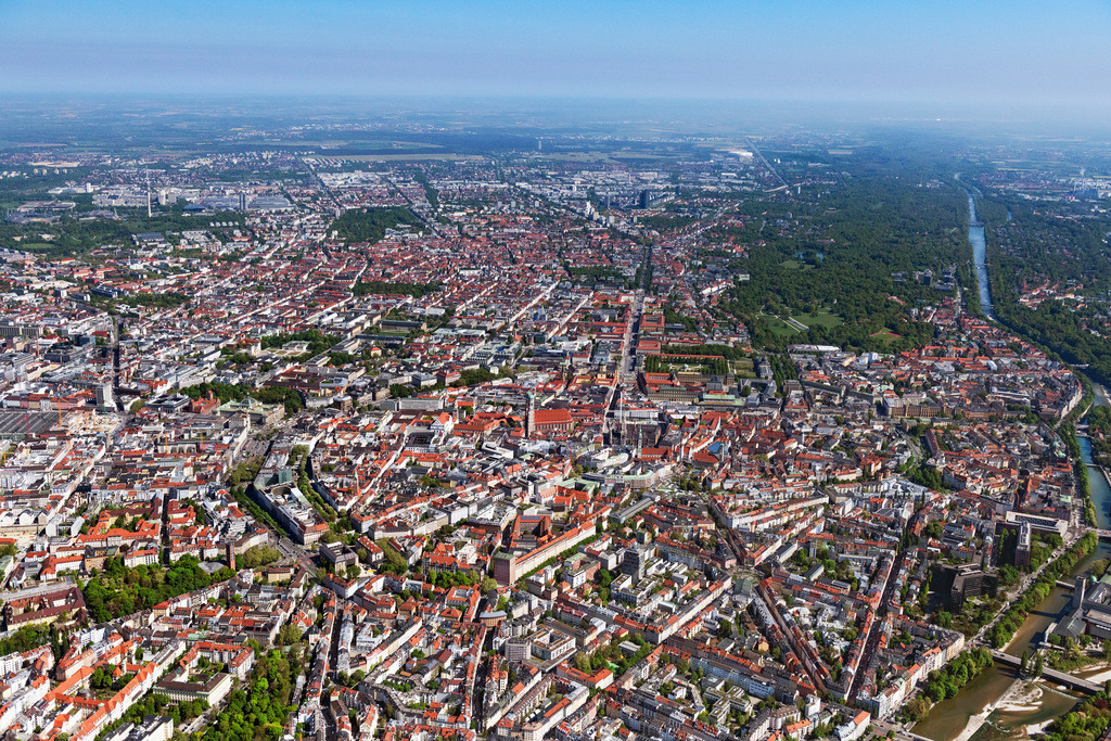 dr__0062925.jpg | MüNCHEN 29.04.2025 Stadtzentrum im Innenstadtbereich an der Marienplatz, Burgstraße im Ortsteil Altstadt in München im Bundesland Bayern, Deutschland. Weiterführende Informationen bei: Landeshauptstadt München. // The city center in the downtown area on street Marienplatz, Burgstrasse in the district Altstadt in Munich in the state Bavaria, Germany. Further information at: Landeshauptstadt Muenchen. Foto: Daniel Reiter