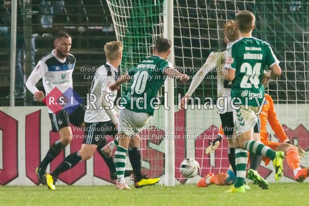 Fußball, Saison 2022/23, Regionalliga Nord, VfB Lübeck - Hamburger SV II, Stadion an der Lohmühle (Lübeck), 25.11.2022, 20. Spieltag | Manuel Farrona Pulido (#10, Lübeck) schießt kurz vor der Pause den Führungstreffer in die untere linke Ecke.