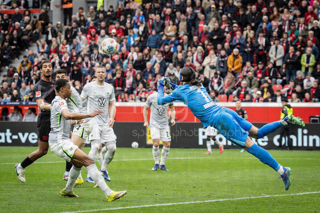 German Bundesliga, Bayer 04 Leverkusen vs. VfL Wolfsburg, 04.04.2026 | LEVERKUSEN, GERMANY - APRIL 4, 2026 :  Keeper Kamil Grabara (VfL Wolfsburg, 1) punches the ball during the German Bundesliga match on gameday 28 between Bayer 04 Leverkusen vs. VfL Wolfsburg at BayArena on April 4, 2026 in Leverkusen, Germany. DFL REGULATIONS PROHIBIT ANY USE OF PHOTOGRAPHS AS IMAGE SEQUENCES AND/OR QUASI-VIDEO.