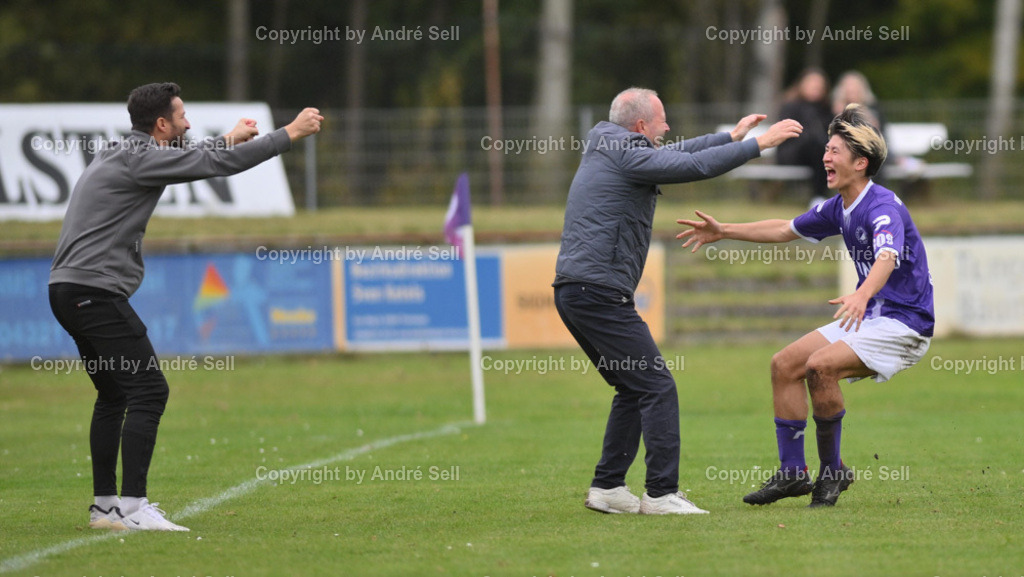 VfR Neumünster vs PSV Neumünster | Rin Yoshimatsu (VfR #2) läuft nach seinem Treffer zum 4-2 in die Armen von Geschäftsführer Liga-GmbH Rocco Leeser (VfR) &amp; Trainer Liridon Imeri (VfR links) - Fußball-Oberliga Männer 2024/2025 / VfR Neumünster vs PSV Neumünster / VfR-Stadion / Neumünster / 20.10.24 - Realisiert mit Pictrs.com
