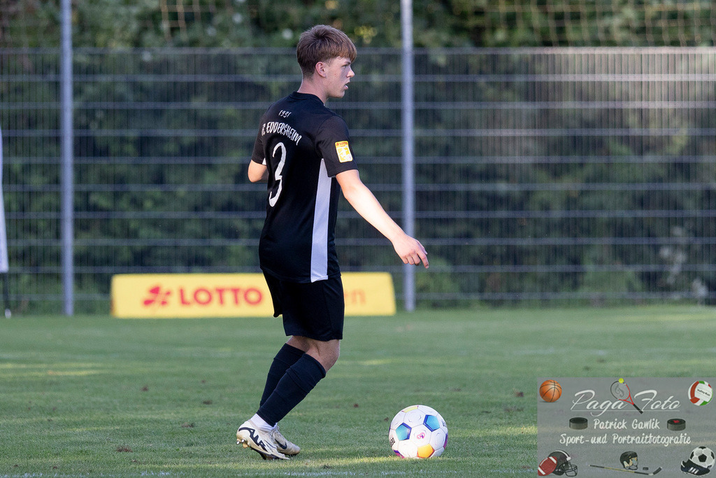 Hessenliga: Türk Gücü Friedberg - FC Eddersheim, 09.08.2024 | Fabio Wollstadt (FC Eddersheim #3) mit Ball, Freisteller, Portrait / Porträt, Türk Gücü Friedberg - FC Eddersheim, Friedberg, Städtischer Sportplatz, 9.8.2024 - Realisiert mit Pictrs.com