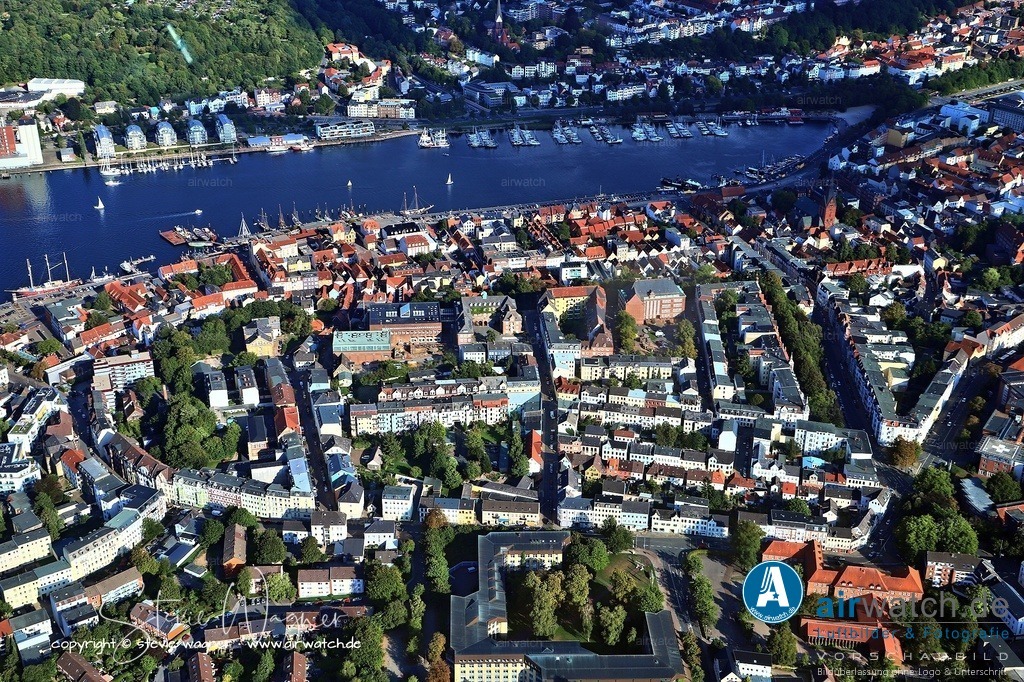 Luftbild Flensburg Duborg - Im Stadtbezirk Duburg befindet sich die Duborg-Skolen | Im Stadtbezirk Duburg befindet sich die Duborg-Skolen, eine dänische Gemeinschaftsschule mit gymnasialer Oberstufe, die 1920 als Realschule gegründet wurde und 1923 auf den Marienberg, wo sich die ehemalige Duburg befand, umzog. Die Schule ist Träger des dänischen Schulvereins für Südschleswig und hat derzeit rund 620 Schüler (Stand 2024), die alle Angehörige der dänischen Minderheit in Schleswig-Holstein sind.