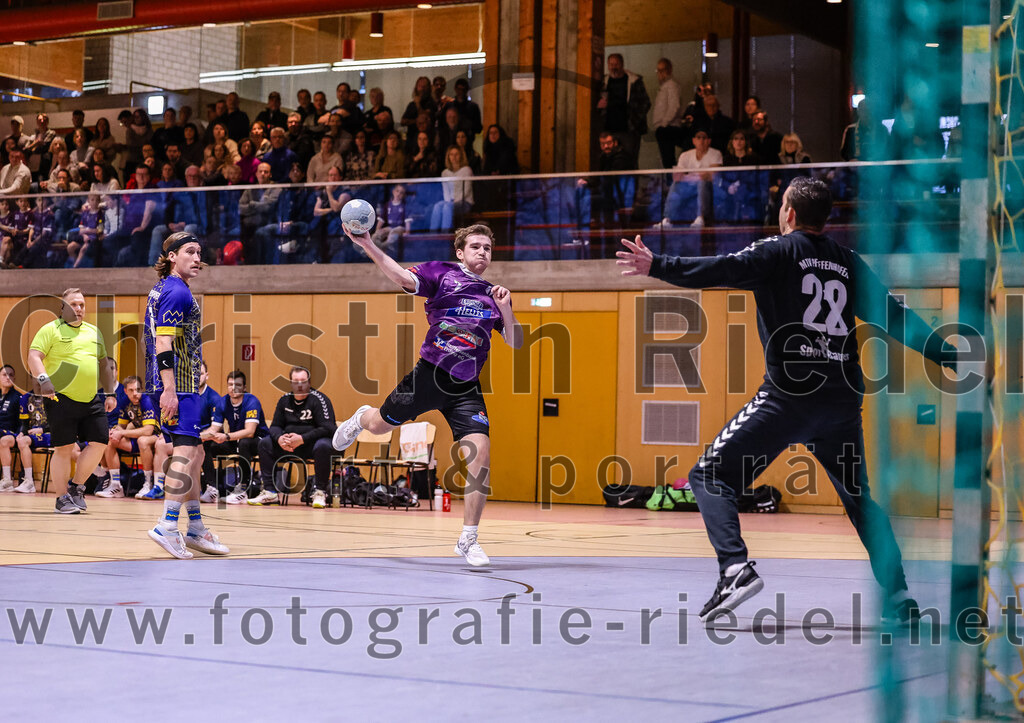 2024-12-14_051_SpVgg_Altenerding_gegen_MTV_Pfaffenhofen | Erding, Deutschland, 14.12.2024:Handball, Bezirksoberliga Männer 2024 / 2025, 10. Spieltag, SpVgg Altenerding gegen MTV Pfaffenhofen, Endergebnis: 32:30Joseph Wyhnalek (SpVgg Altenerding, #2), Tobias Hartmair (MTV Pfaffenhofen, #28)Foto: Christian Riedel / fotografie-riedel.net