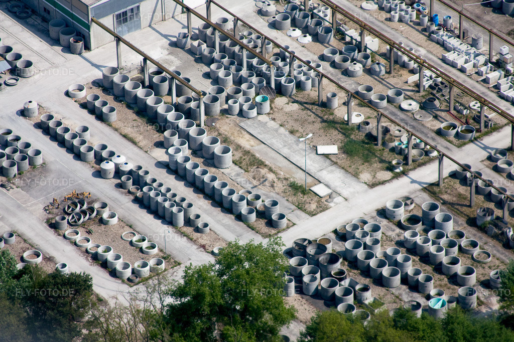 Luftbild: Lager mit Betonrohren der Heidelberg Materials Mineralik in Hagenbach im Bundesland Rheinland-Pfalz in Deutschland. Foto: IMG_18193.jpg vom 03.05.2009 durch Werner Riehm/FLY-FOTO.deHeidelberg Materials Mineralik Gebiet Süd-West | Heidelberg Materials Deutschland