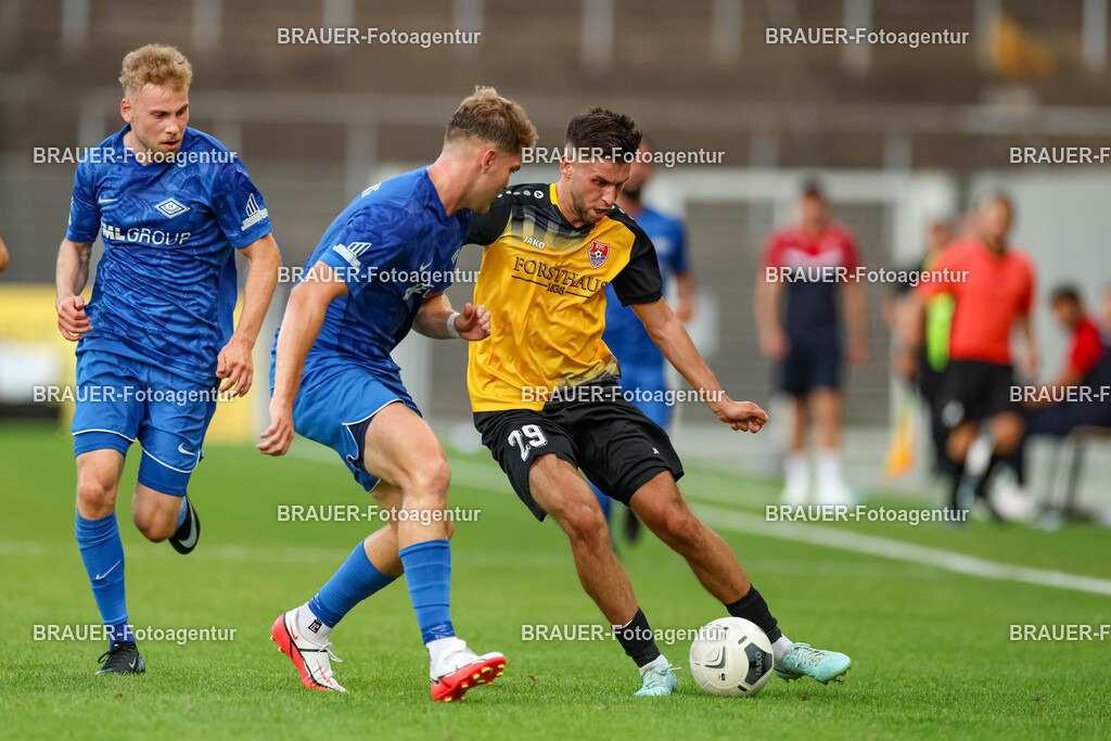 SB_KFCBAU_20250815_4510.JPG -  - KFC Uerdingen - SF Baumberg - Oberliga Niederrhein | Krefeld, Deutschland, 15.08.25: Ben Harneid (SF Baumberg) und Mohammed Yasin Benslaiman Benktib (KFC Uerdingen) im Kampf um den Ball während des Oberliga Niederrhein Spiels zwischen KFC Uerdingen - SF Baumberg in der Grotenburg Stadion am 15. August 2025 in Krefeld, Deutschland. (Foto von Stefan Brauer/Brauer-Fotoagentur)