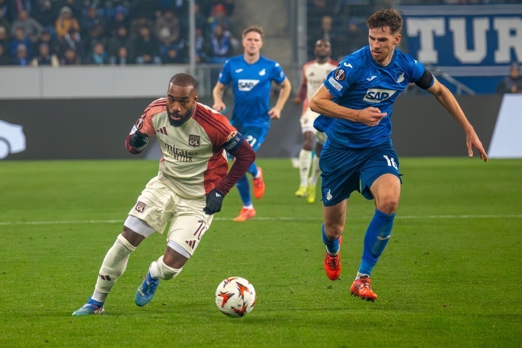 Fußball UEFA Europa League, Saison 2024/25, 4. Spieltag: TSG Hoffenheim gegen Olympique Lyon. Bild: Dynamische Antritt von Alexandre Lacazette (10, Lyon) | Fußball UEFA Europa League, Saison 2024/25, 4. Spieltag: TSG Hoffenheim gegen Olympique Lyon. Bild: Dynamische Antritt von Alexandre Lacazette (10, Lyon) - Realisiert mit Pictrs.com