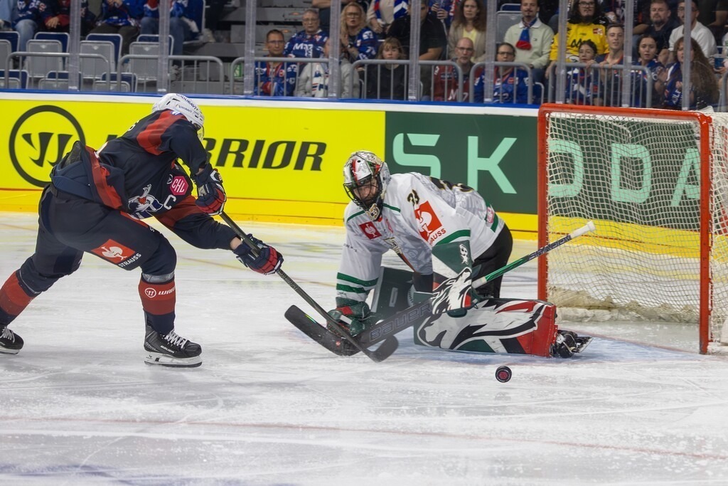 Adler Mannheim vs. GKS Tychy, Mannheim, Germany | (Mannheim, Germany, 26/10/07) CHL (Champions Hockey League) 2026/27, Match day five:Adler Mannheim (Germany) vs. GKS Tychy (Poland) / Marc Michaels (65, Mannheim) with a golden opportunity to make it 3–2 - Realisiert mit Pictrs.com