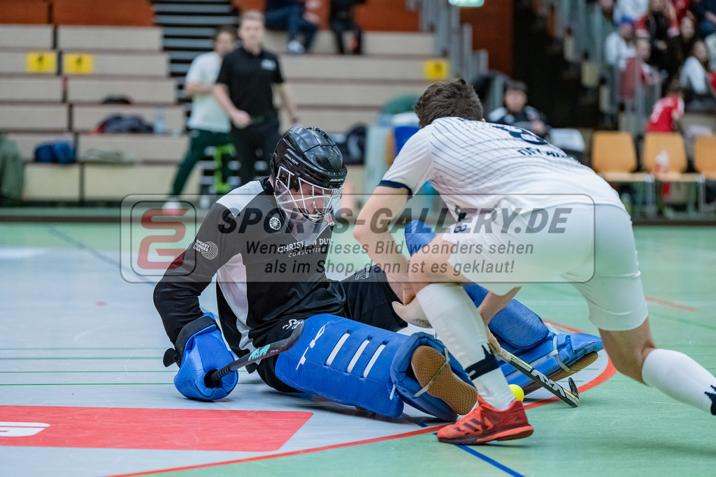 HK_20231216_107409 | 1. Bundesliga Herren  Crefelder HTC - Blau Weiß Köln am 16.12.2023 Sporthalle Glockenspitz, Krefeld , Lasse Kille Torwart ( Crefelder HTC #32 ) , Joshua Delarber ( Blau Weiß Köln #8 )