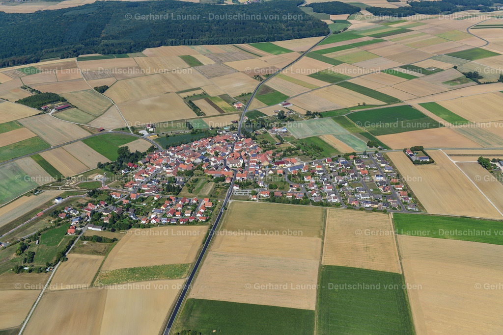3650229 | GRAMSCHATZ 31.08.2016 Stadtgebiet mit Außenbezirken und Innenstadtbereich am Rand von landwirtschaftlichen Feldern und Ackerflächen in Gramschatz im Bundesland Bayern, Deutschland // Urban area with outskirts and inner city area on the edge of agricultural fields and arable land in Gramschatz in the state Bavaria, Germany Foto: Gerhard Launer