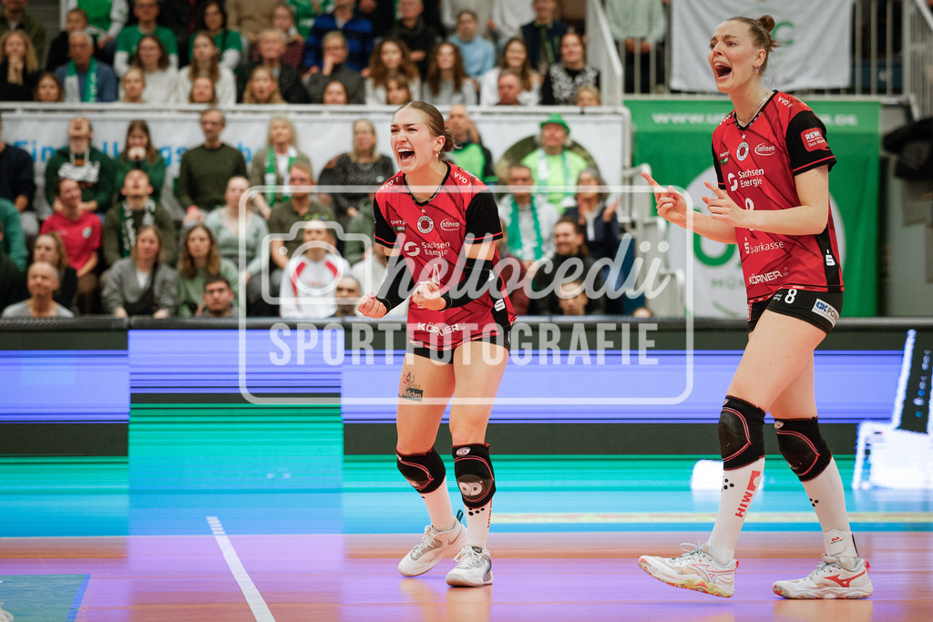 Volleyball I Frauen I Saison 2025-2026 I Bundesliga I Playoff-Viertelfinale 2 I USC Münster - Dresdner SC-53 | Emma Grome (4, Dresdner SC) Jubelt nach Punktgewinn. - Realisiert mit Pictrs.com