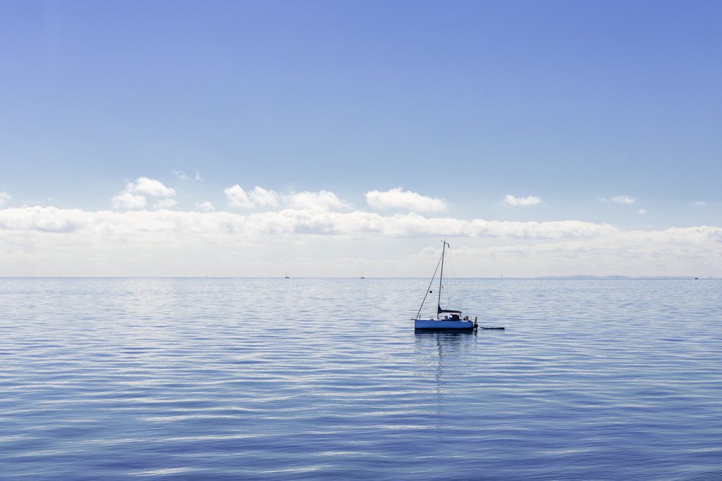 Wandbild: Segeln im Morgenlicht vor Schönhagen | Ein maritimes Motiv voller Ruhe und Weite – dieses Wandbild zeigt ein Segelboot auf der Ostsee vor Schönhagen in schöner Morgenstimmung. Die sanften Farben und die offene Landschaft vermitteln ein Gefühl von Freiheit und Entspannung. Perfekt, um die maritime Gelassenheit der Küste in Ihr Zuhause zu holen. - Realisiert mit Pictrs.com
