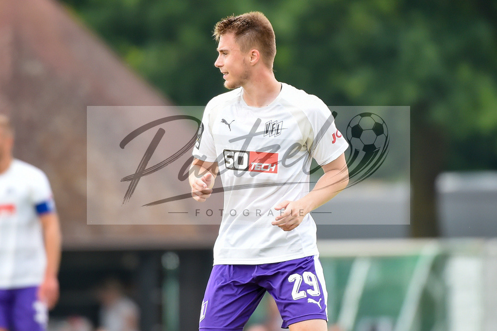 BSBOSN_20210626_0102 | Fussball, Herren: Davide Itter (VfL Osnabrueck) schaut beim Testspiel zwischen TuS Bersenbrueck und VfL Osnabrueck im Hasestadion am 26.06.2021 in Bersenbrueck, Deutschland. - Realisiert mit Pictrs.com
