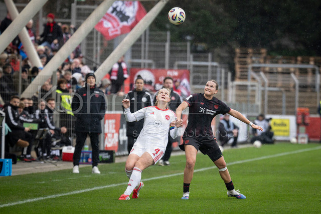 Frauen Fußball-Bundesliga; Bayer 04 Leverkusen - 1. FC Nürnberg, 31.01.2026 | Luisa Guttenberger (1. FC Nürnberg, 4), Julia Mickenhagen (Bayer 04 Leverkusen, 18) im Zweikampf; Bayer 04 Leverkusen - 1. FC Nürnberg an Spieltag 16 der Google Pixel Frauen-Bundesliga am 31.01.2026 im Ulrich-Haberland-Stadion in Leverkusen (Nordrhein-Westfalen). DFL REGULATIONS PROHIBIT ANY USE OF PHOTOGRAPHS AS IMAGE SEQUENCES AND/OR QUASI-VIDEO.