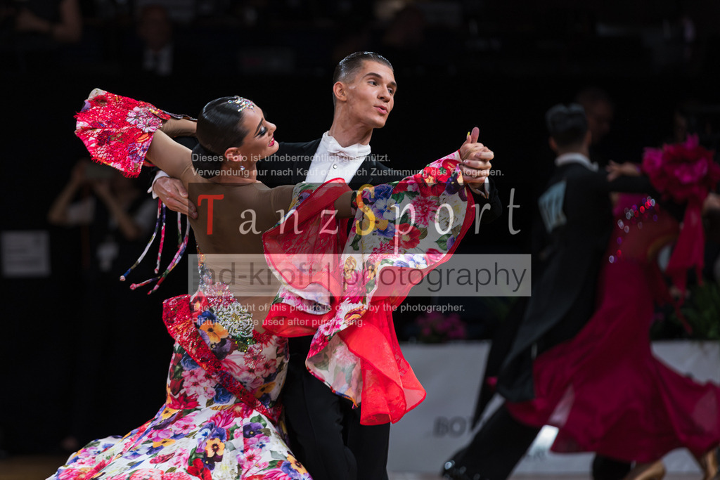 20250820_WDSF Standard Rising Stars R3-3390 | Tanzsportbilder, Standardtanz, Lateintanz, WDSF, DTV, LTVB, dancecomp, goc, hessen tanzt, blaues band der spree, walzer, tango, wiener walzer, slowfox, quickstepp, samba, rumba, cha-cha-cha, paso doble. jive, hd-kroft photography, turniertanzsport