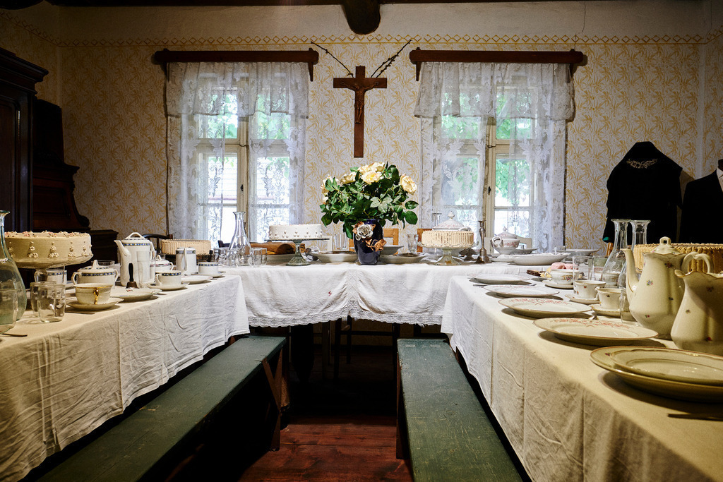 schön dekorierte Hochzeitstafel mit Torten | Mönchhof, Austria - October 06, 2021: Dorfmuseum Mönchhof; schön dekorierte Hochzeitstafel mit Torten. - Realisiert mit Pictrs.com