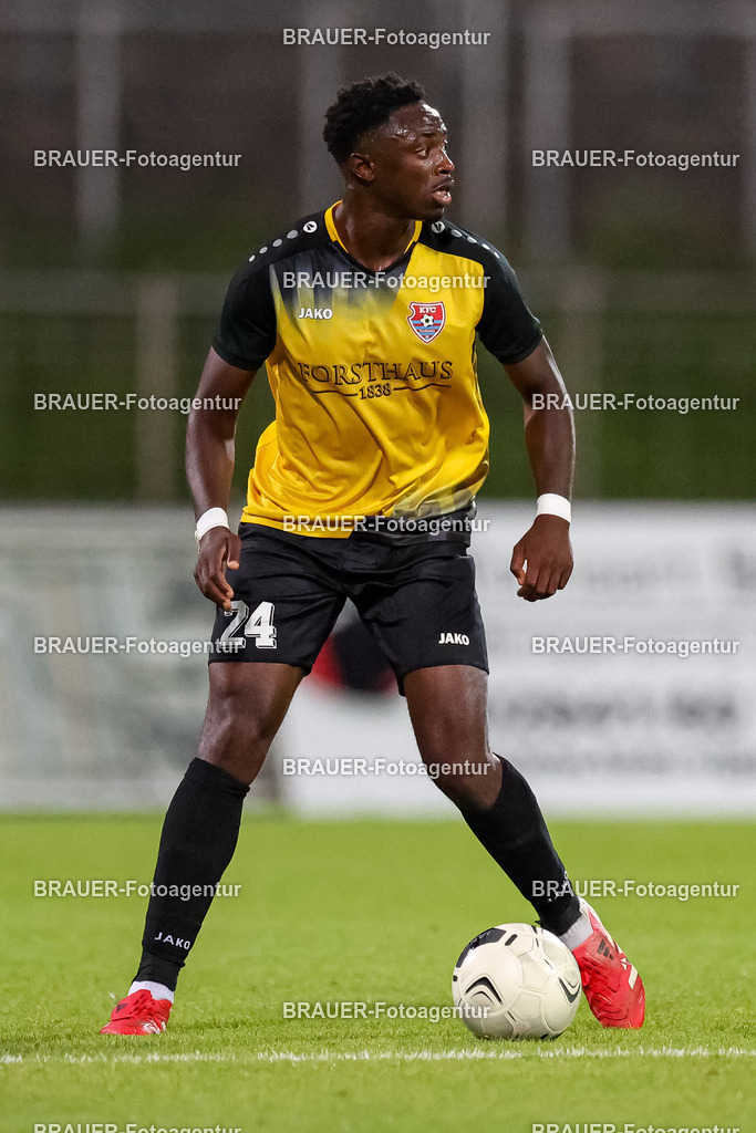SB_KFCBAU_20250815_5721.JPG -  - KFC Uerdingen - SF Baumberg - Oberliga Niederrhein | Krefeld, Deutschland, 15.08.25: Kingsley Helmut Marcinek (KFC Uerdingen) in Aktion, am Ball, Einzelaktion während des Oberliga Niederrhein Spiels zwischen KFC Uerdingen - SF Baumberg in der Grotenburg Stadion am 15. August 2025 in Krefeld, Deutschland. (Foto von Stefan Brauer/Brauer-Fotoagentur)