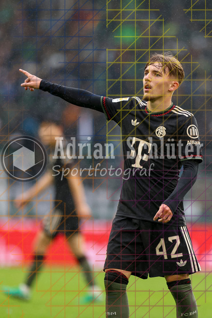 Borussia Mönchengladbach vs FC Bayern München - Bundesliga  | Mönchengladbach, Deutschland, 25.10.25:   Lennart Karl (FC Bayern München) gestikuliert, Gestik waehrend des Spiels der Bundesliga zwischen Borussia Mönchengladbach vs FC Bayern München im Stadion im Borussia Park(Foto von Brauer-Fotoagentur / Adrian Schlueter)