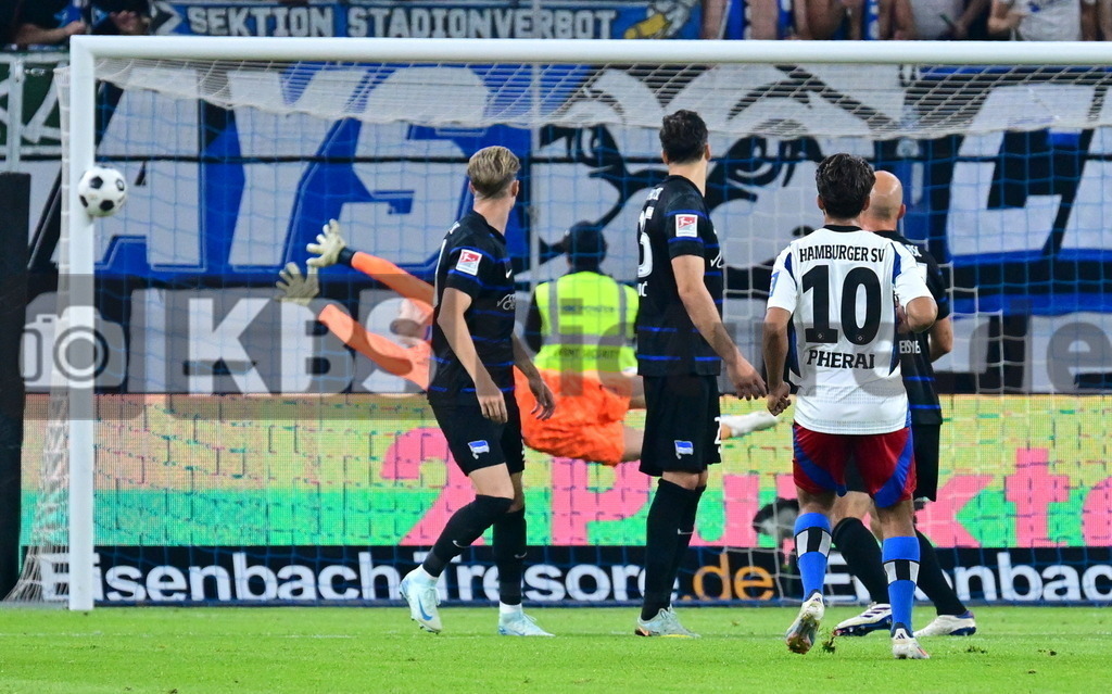 KBS Picture_HSV-HerthaBSC_073 | v.v. Pherai Immanuel (HSV) schiesst ein Freistoss ueber die Mauer v.l. Schuler Luca (Hertha BSC) , Tabakovic Haris (Hertha BSC) , Leistner Toni (Hertha BSC) , Kempf Marc Oliver (Hertha BSC) , der prallt gegen den Pfosten Ernst Tjark (Hertha BSC) waere ohne chance gewesen ,Sportplatz :  Volksparkstadion, - Realisiert mit Pictrs.com