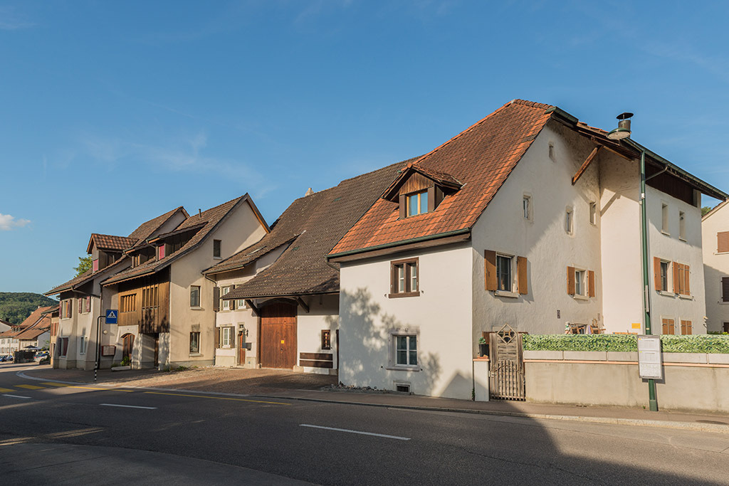 Häuserzeile an der Hauptstrasse | in Bubendorf, Baselland, Schweiz. - Realisiert mit Pictrs.com