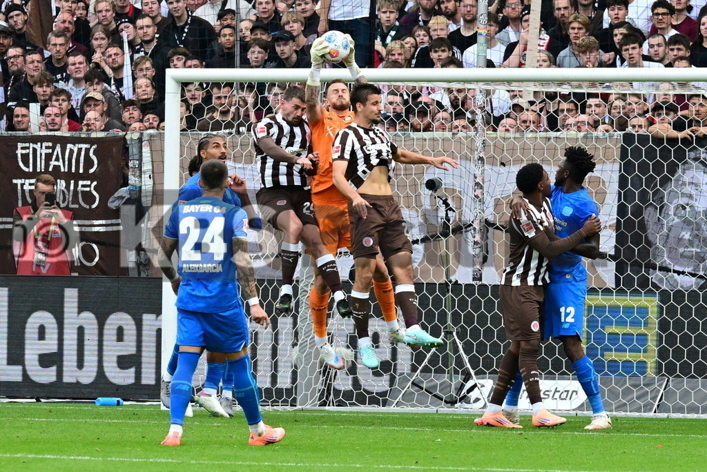 KBS Picture_FCStPauli-Bayer04Leverkusen_018 | v.l. Metcalfe Connor (St.Pauli) , Flekken Mark (Bayer04Leverkusen) , Dzwigata Adam (St.Pauli) ,Sportplatz :  Millerntor Stadion, - Realisiert mit Pictrs.com