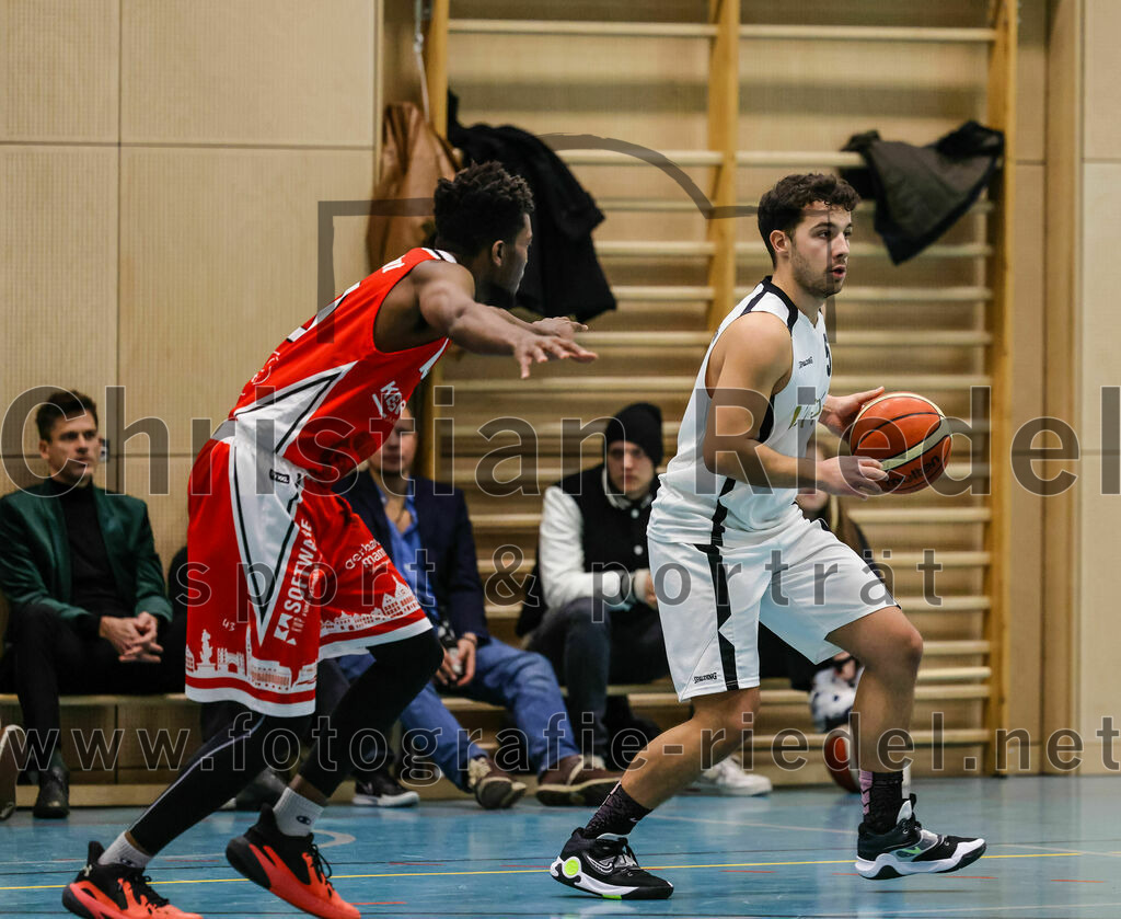 2022-12-03_023_TSV_Vaterstetten_gegen_TG_Landshut | Vaterstetten, Deutschland, 03.12.2022:
Basketball, Bayernliga Herren Südost 2022 / 2023, 7. Spieltag, TSV Vaterstetten gegen TG Landshut, Endergebnis: 71:78

 (TG Landshut, #10), Jonathan Andre (TSV Vaterstetten, #5)

Foto: Christian Riedel / fotografie-riedel.net