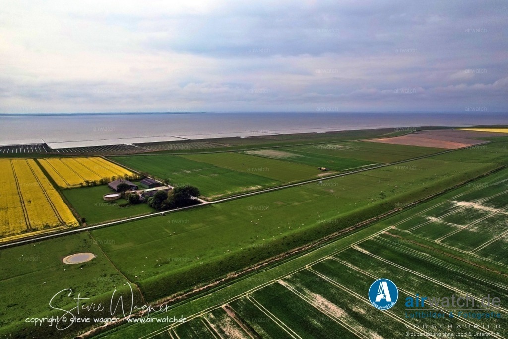 Luftbilder Galmsbuellkoog - Nordfriesland | Luftbilder Galmsbuellkoog - Wind und Wellen: Die Nordsee ist bekannt für ihre stürmischen Bedingungen, was die Deiche im Galmsbüllkoog auf eine besondere Belastung aussetzte. Die Deichbauweise musste daher auf die Resistenz gegen Wind und Wellen abgestimmt werden, wie z.B. durch die Verwendung von Steindecken oder anderen Schutzmaßnahmen.