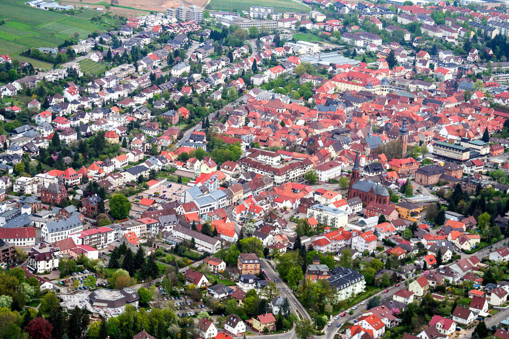 Luftbild: Stadt von Süden in Bad Bergzabern im Bundesland Rheinland-Pfalz in Deutschland. Foto: IMG_1722.jpg vom 01.05.2006 durch Werner Riehm/FLY-FOTO.de