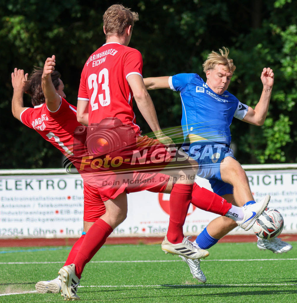 TuS Bardüttingdorf - TuRa Löhne | Auf dem Bild zu sehen: blau SV Löhne-Obernbeck: Niklas Ole Flottmann ; rot SG FA Herringhausen/Eickum v.l.: Jonas Szymanski, Ole Sawitzki SV Löhne-Obernbeck, SG FA Herringhausen/Eickum, Saison 26/27, Fistelmann SuperCup - Realisiert mit Pictrs.com