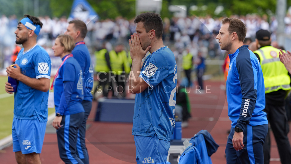 Fußball, Herren, Saison 2024/2025, Finaltag der Amateure 2025, Landespokal Brandenburg, Finale, VfB 1921 Krieschow vs. RSV Eintracht 1949, Samstag 24.05.2025, Volksparkstadion Neuruppin, | Fußball, Herren, Saison 2024/2025, Finaltag der Amateure 2025, Landespokal Brandenburg, Finale, VfB 1921 Krieschow vs. RSV Eintracht 1949, Samstag 24.05.2025, Volksparkstadion Neuruppin, Im Bild: Die Trainerbank des RSV Eintracht 1949 wartet voller spannung auf den Abpfiff - Realisiert mit Pictrs.com