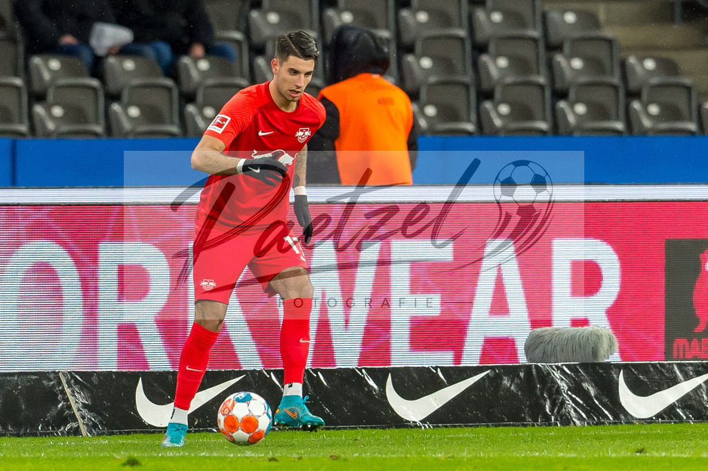 BSCRBL20220220_137 | Fussball, Herren: Dominik Szoboszlai (RB Leipzig) in Aktion, am Ball, Einzelaktion bei dem Spiel der 1. Bundesliga zwischen Hertha BSC und RB Leipzig im Olypiastadion am 20.02.2022 in Berlin, Deutschland.DFB / DFL REGULATIONS PROHIBIT ANY USE OF PHOTOGRAPHS AS IMAGE SEQUENCES AND/OR QUASI-VIDEO. - Realisiert mit Pictrs.com