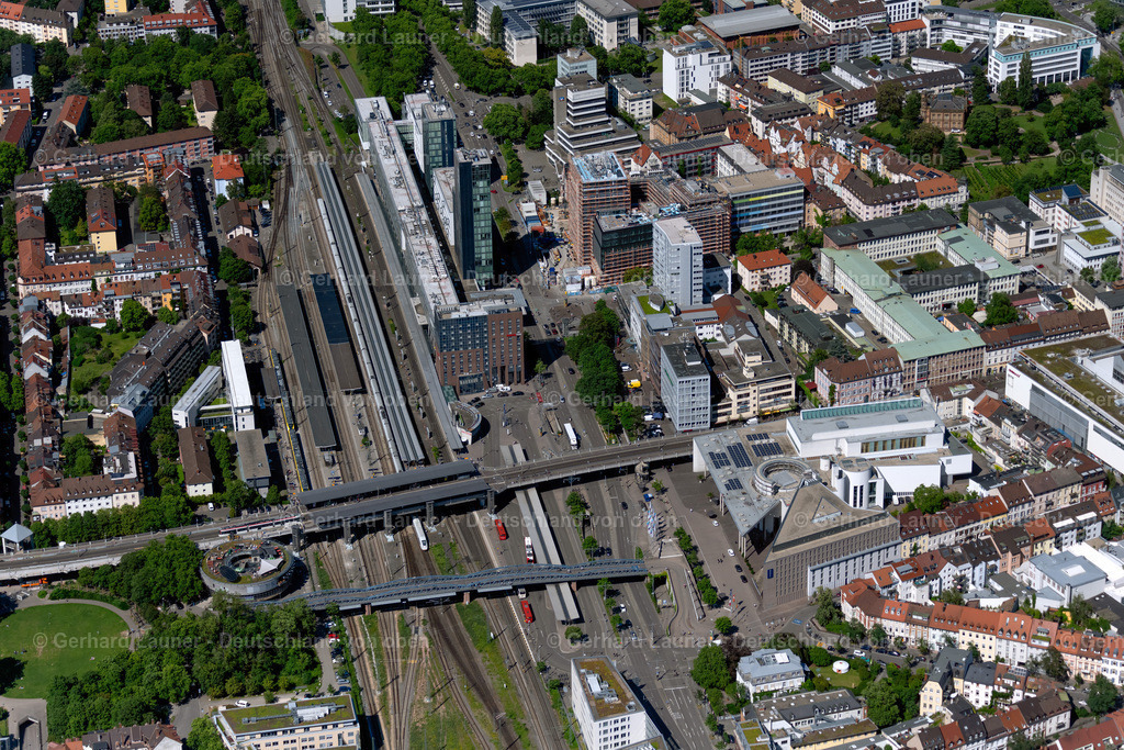 4033451 | FREIBURG IM BREISGAU 30.06.2020 Gebäude im Bereich des Hauptbahnhofes und Geschäftszentrum im Ortsteil Altstadt in Freiburg im Breisgau im Bundesland Baden-Württemberg, Deutschland. Weiterführende Informationen bei: DB Station &amp; Service AG,  MEKB GmbH,  Stadt Freiburg im Breisgau. // Track progress and building of the main station of the railway in the district Altstadt in Freiburg im Breisgau in the state Baden-Wurttemberg, Germany. Further information at: DB Station &amp; Service AG,  MEKB GmbH,  Stadt Freiburg im Breisgau. Foto: Gerhard Launer