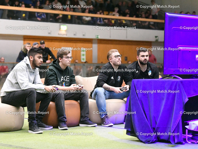 Hallenfussball; Stadtteilpokal Horb 2019/2020 | Hallenfussball; Stadtpokal Horb 2019/2020   04.01.202038. Turnier Ausrichter ASV NordstettenESports FIFA TurnierNecati Yörük  und Fabio Chirizzi (beide ASV Nordstetten) gegen Simon Faiss und Randy Hinz (v.l.n.r., beide SG Altheim/Gruenmettstetten) an der Konsole beim Finale des FIFA-TurniersEA Sports, Konsole, Playstation, Controller, ESports, FIFA 20FOTO: ULMER PressebildagenturxxNOxMODELxRELEASExx