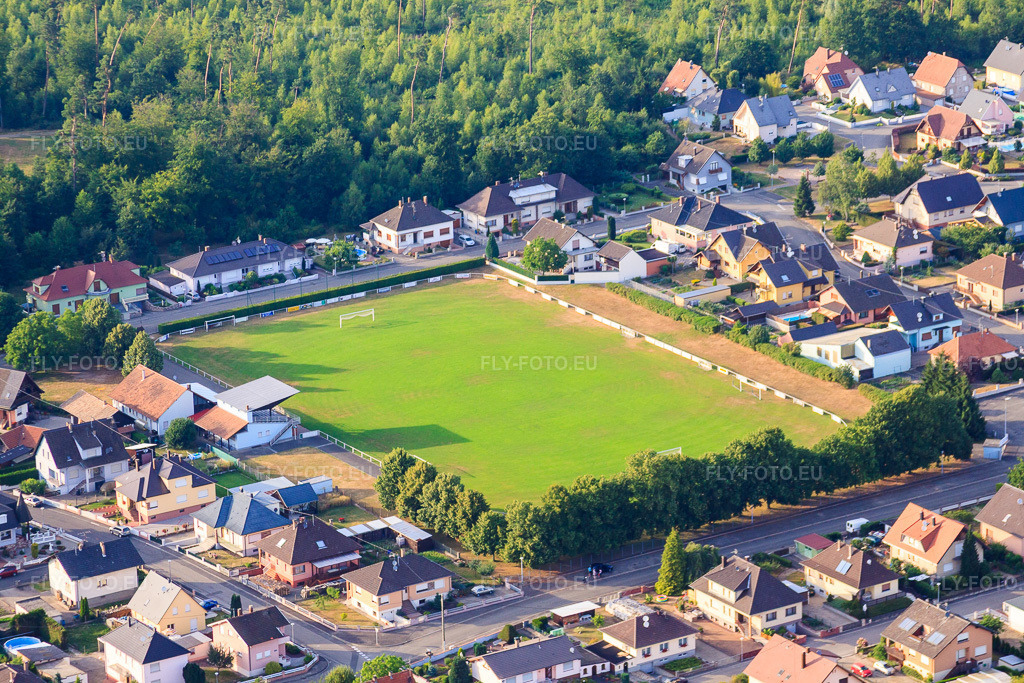 Vue aérienne: Terrain de sport à Schirrhein dans le département Bas Rhin, France – .Photo: IMG_30466.jpg prise le 09/07/2010 par Werner Riehm/FLY-FOTO.eu – Résolution de l'original: 4752 x 3168 px