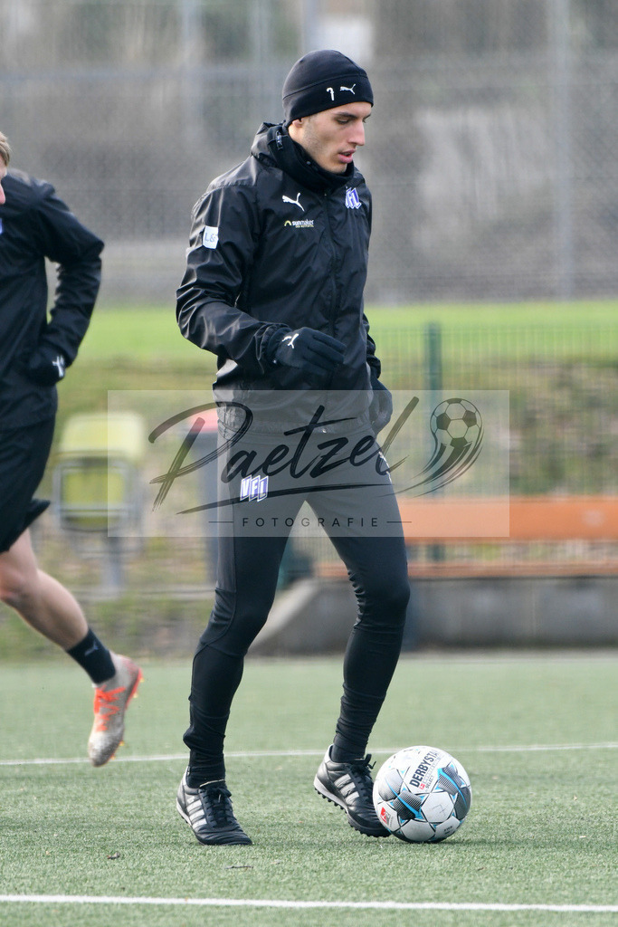 20200131_TRAOSN_0058 | Fußball, Herren: Bashkim Ajdini (VfL Osnabrueck) in Aktion, am Ball, Einzelaktion waehrend der Trainingseinheit des VfL Osnabrueck im Sportpark Illoshoehe am 31.01.2020 in Osnabrueck, Deutschland. - Realisiert mit Pictrs.com