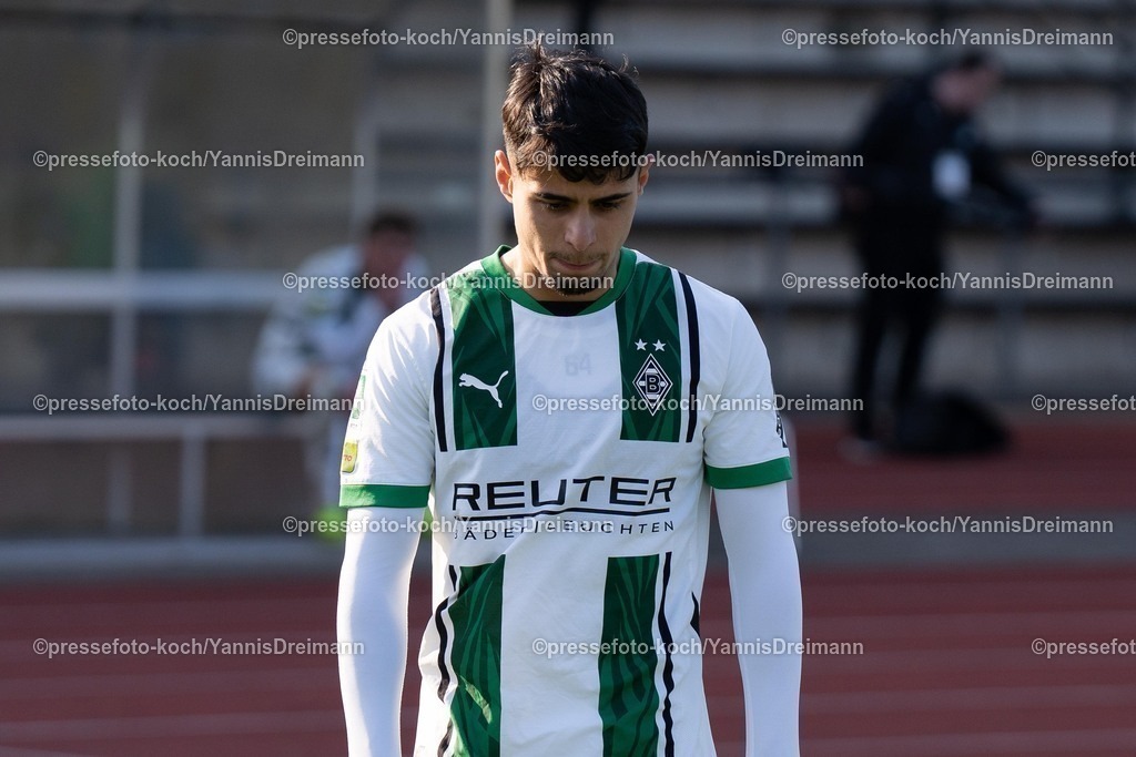 xYDR15032501105 | 15.03.2025, xydrx, Fußball, Borussia Mönchengladbach II (U23) - 1.FC Bocholt, Regionalliga West, Grenzlandstadion: Ismail Harnafi (Borussia Moenchengladbach II #7) lässt den Kopf hängen, frustriert,