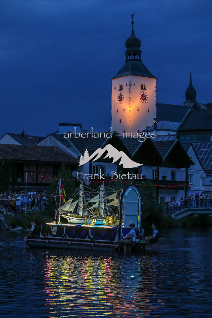 OE7A2715 | Die Gorch Fock – zusammengebaut aus hunderten Kleinteilen thront auf dem Boot, mit dem die Gondlermannschaft die Arbeit von Edwin Stoletzky in angemessenem Rahmen würdigen will.