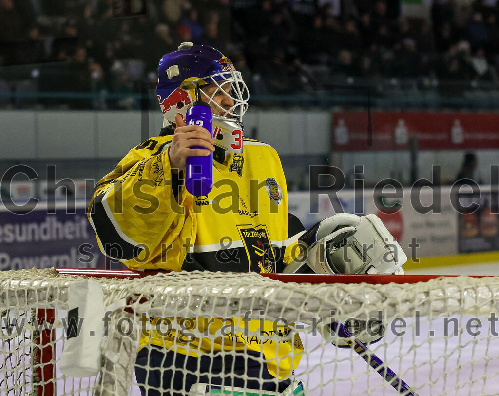 2025-12-19_057_TSV_Erding_gegen_Toelzer_Loewen | Erding, Deutschland, 19.12.2025:Eishockey, Oberliga Süd 2025 / 2026, 27. Spieltag, TSV Erding gegen Tölzer Löwen, Endergebnis: 2:5Torwart Matthias Bittner (Tölzer Löwen, #32)Foto: Christian Riedel / fotografie-riedel.net